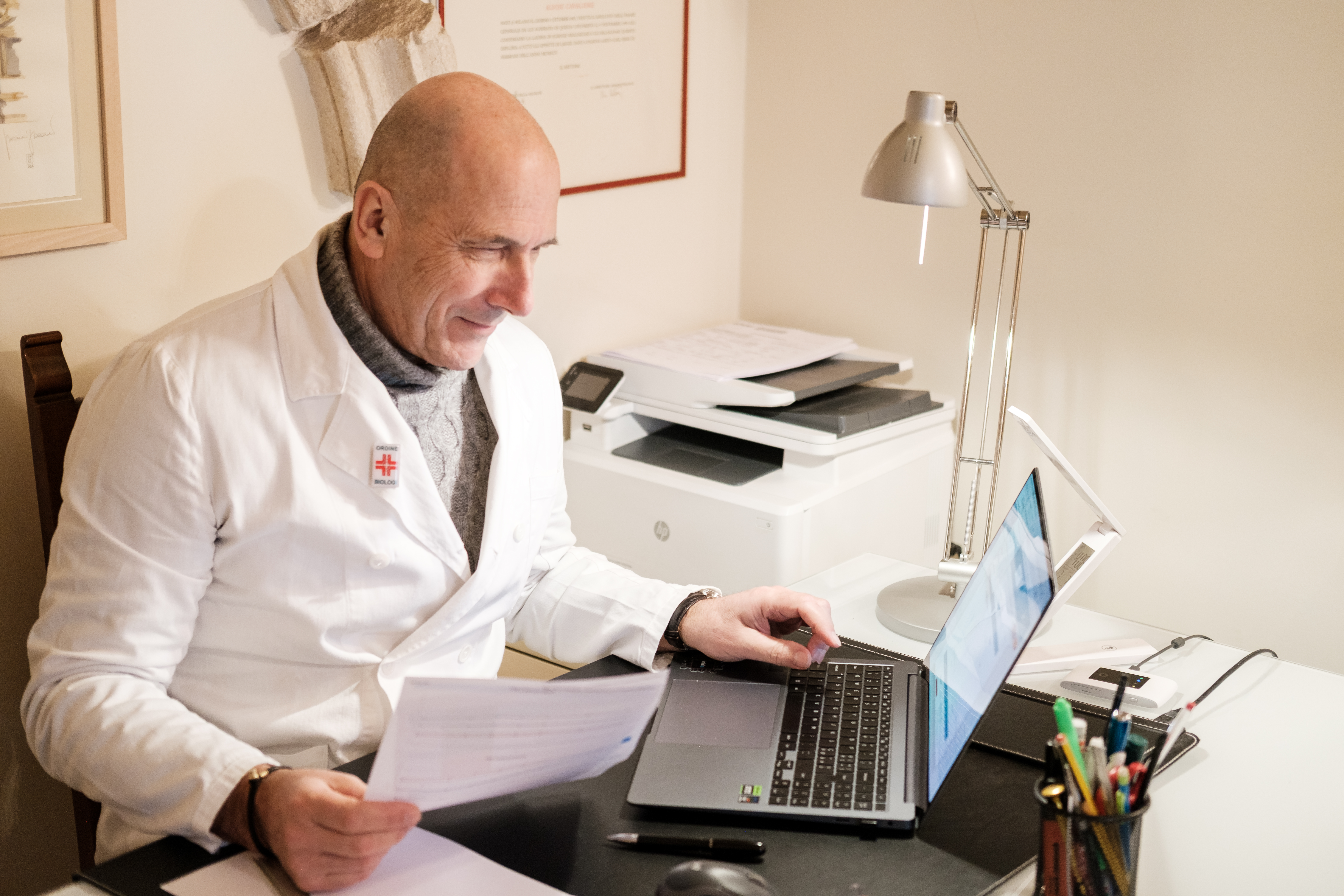 Il Dott. Alvise Cavaliere biologo nutrizionista mentre studia un piano personalizzato